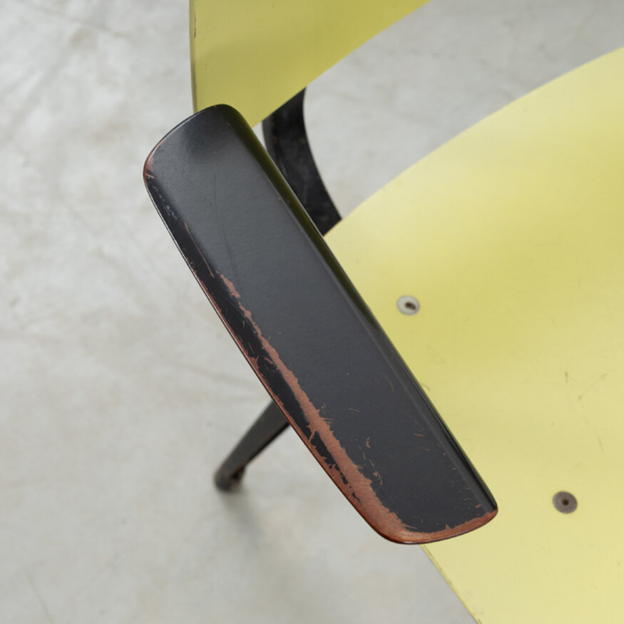 Set of 4 Friso Kramer Revolt chairs with armrests Ahrend Ahrend Set of 4 Friso Kramer Revolt chairs with armrests Ahrend