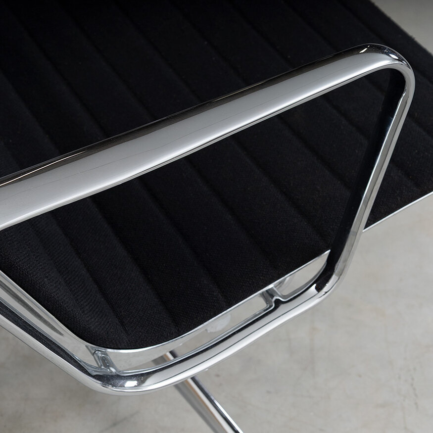 Eames EA124 stoel en hocker EA125 zwart hopsak Vitra Vitra Eames EA124 stoel en hocker EA125 zwart hopsak Vitra