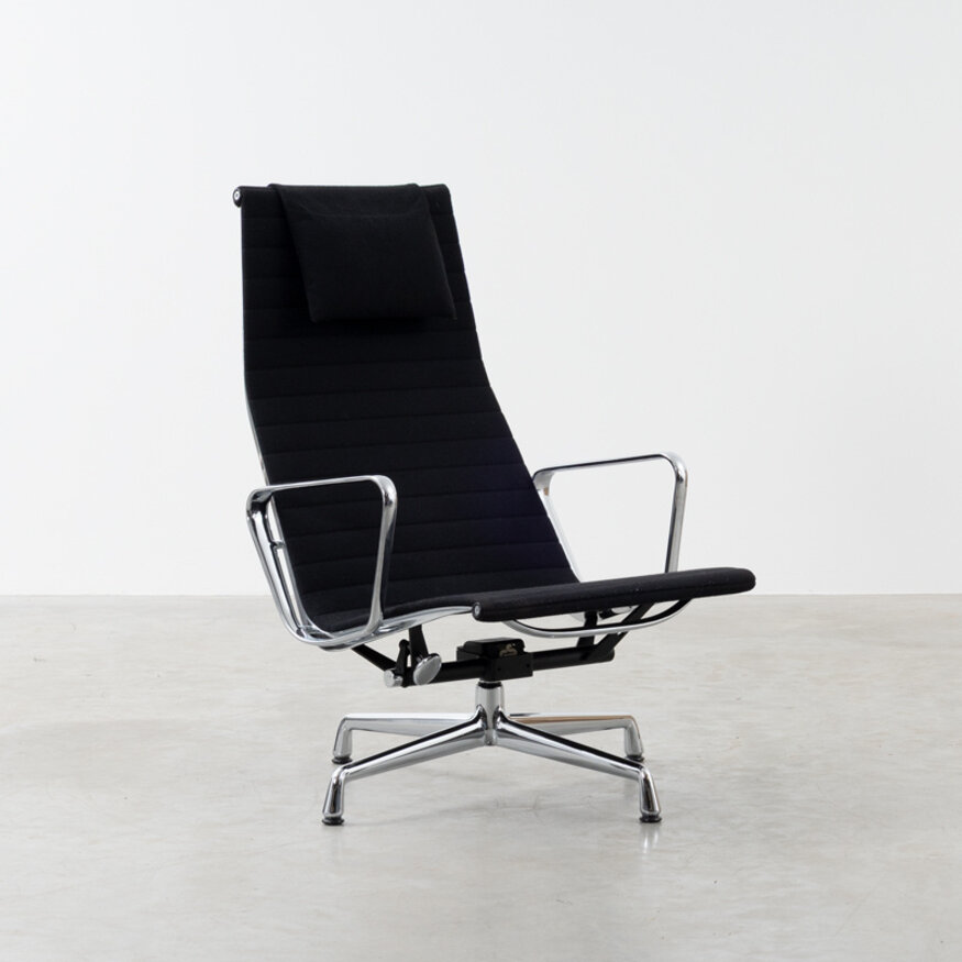 Eames EA124 stoel en hocker EA125 zwart hopsak Vitra Vitra Eames EA124 stoel en hocker EA125 zwart hopsak Vitra