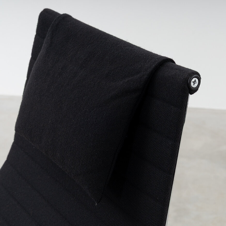 Eames EA124 stoel en hocker EA125 zwart hopsak Vitra Vitra Eames EA124 stoel en hocker EA125 zwart hopsak Vitra