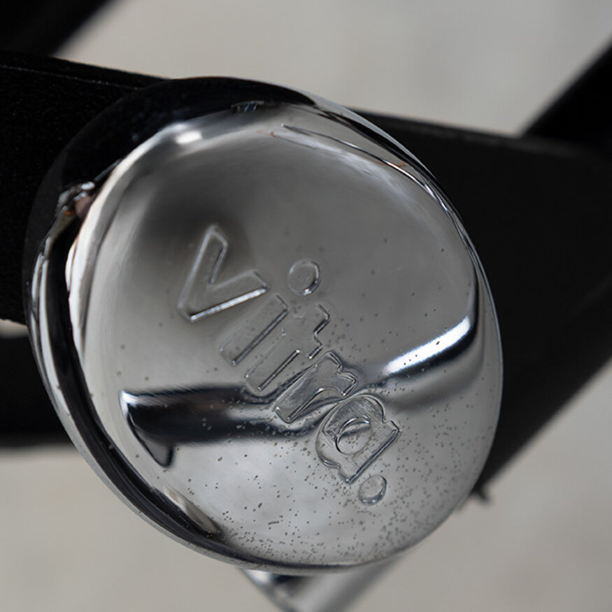 Eames EA124 stoel en hocker EA125 zwart hopsak Vitra Vitra Eames EA124 stoel en hocker EA125 zwart hopsak Vitra