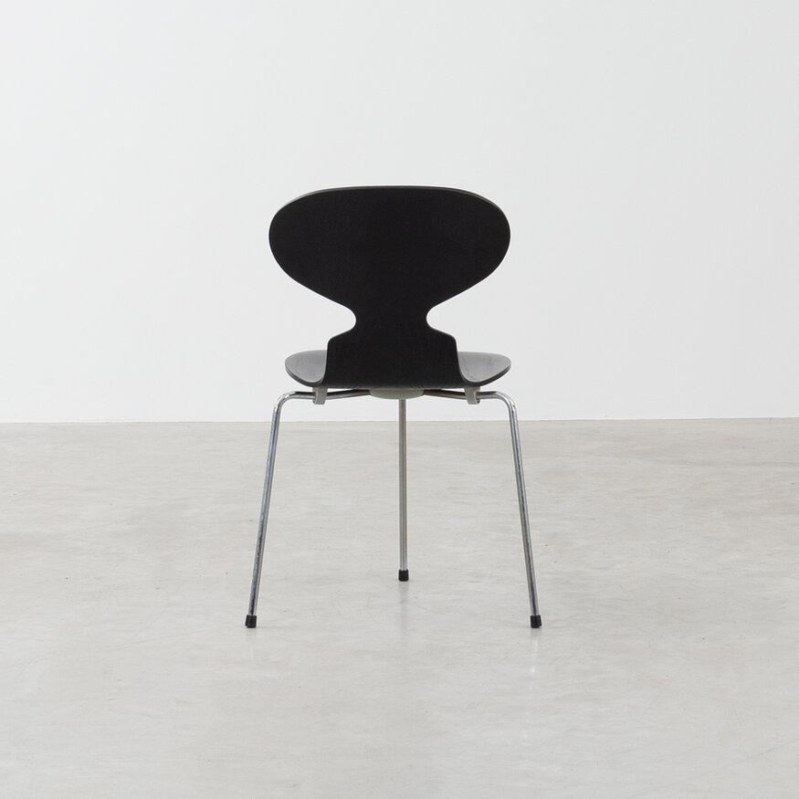 Arne Jacobsen set Egg table + 3 Ant chairs 3 leg black Fritz Hansen Fritz Hansen Arne Jacobsen set Egg table + 3 Ant chairs 3 leg black Fritz Hansen