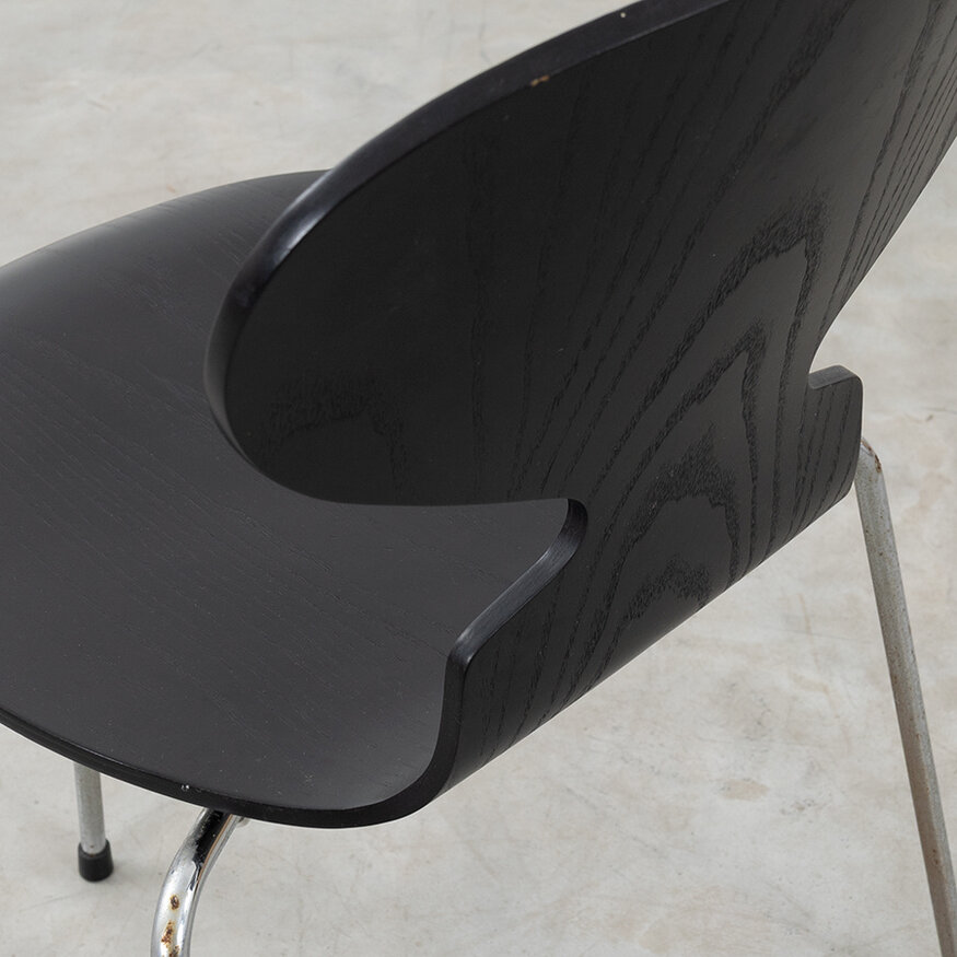 Arne Jacobsen set Egg table + 3 Ant chairs 3 leg black Fritz Hansen Fritz Hansen Arne Jacobsen set Egg table + 3 Ant chairs 3 leg black Fritz Hansen