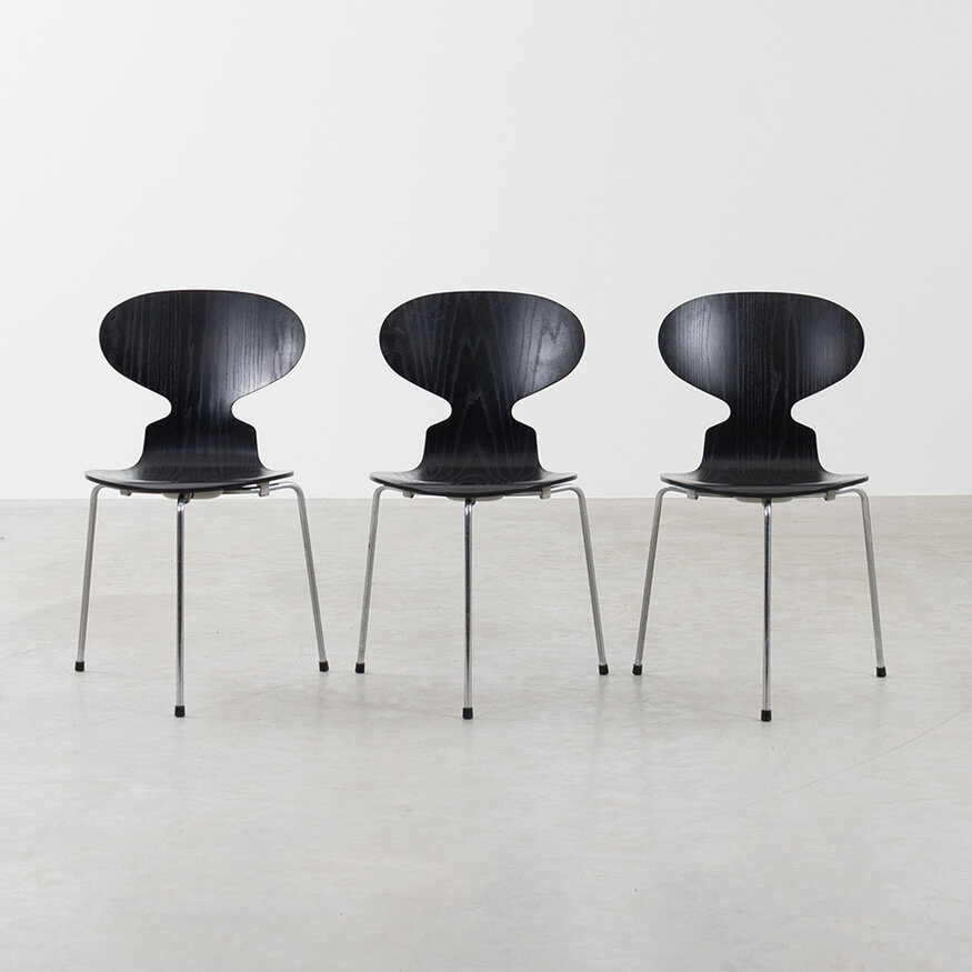 Arne Jacobsen set van Egg tafel + 3 Mier stoelen 3 poot zwart Fritz Hansen Fritz Hansen Arne Jacobsen set van Egg tafel + 3 Mier stoelen 3 poot zwart Fritz Hansen