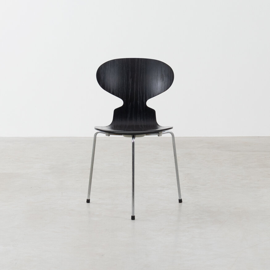 Arne Jacobsen set Egg table + 3 Ant chairs 3 leg black Fritz Hansen Fritz Hansen Arne Jacobsen set Egg table + 3 Ant chairs 3 leg black Fritz Hansen