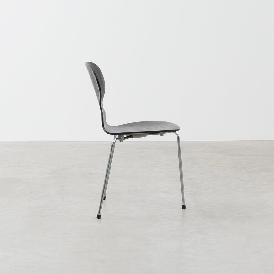 Arne Jacobsen set van Egg tafel + 3 Mier stoelen 3 poot zwart Fritz Hansen Fritz Hansen Arne Jacobsen set van Egg tafel + 3 Mier stoelen 3 poot zwart Fritz Hansen