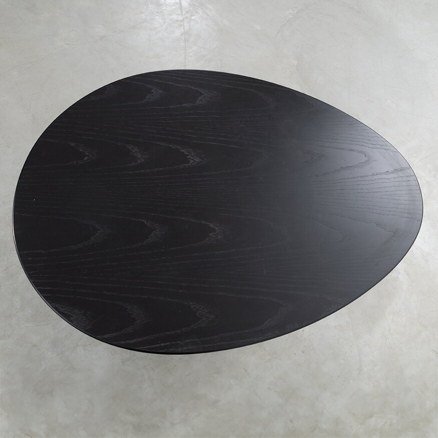 Arne Jacobsen set van Egg tafel + 3 Mier stoelen 3 poot zwart Fritz Hansen Fritz Hansen Arne Jacobsen set van Egg tafel + 3 Mier stoelen 3 poot zwart Fritz Hansen