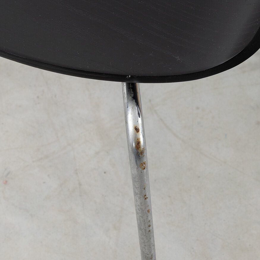 Arne Jacobsen set Egg table + 3 Ant chairs 3 leg black Fritz Hansen Fritz Hansen Arne Jacobsen set Egg table + 3 Ant chairs 3 leg black Fritz Hansen