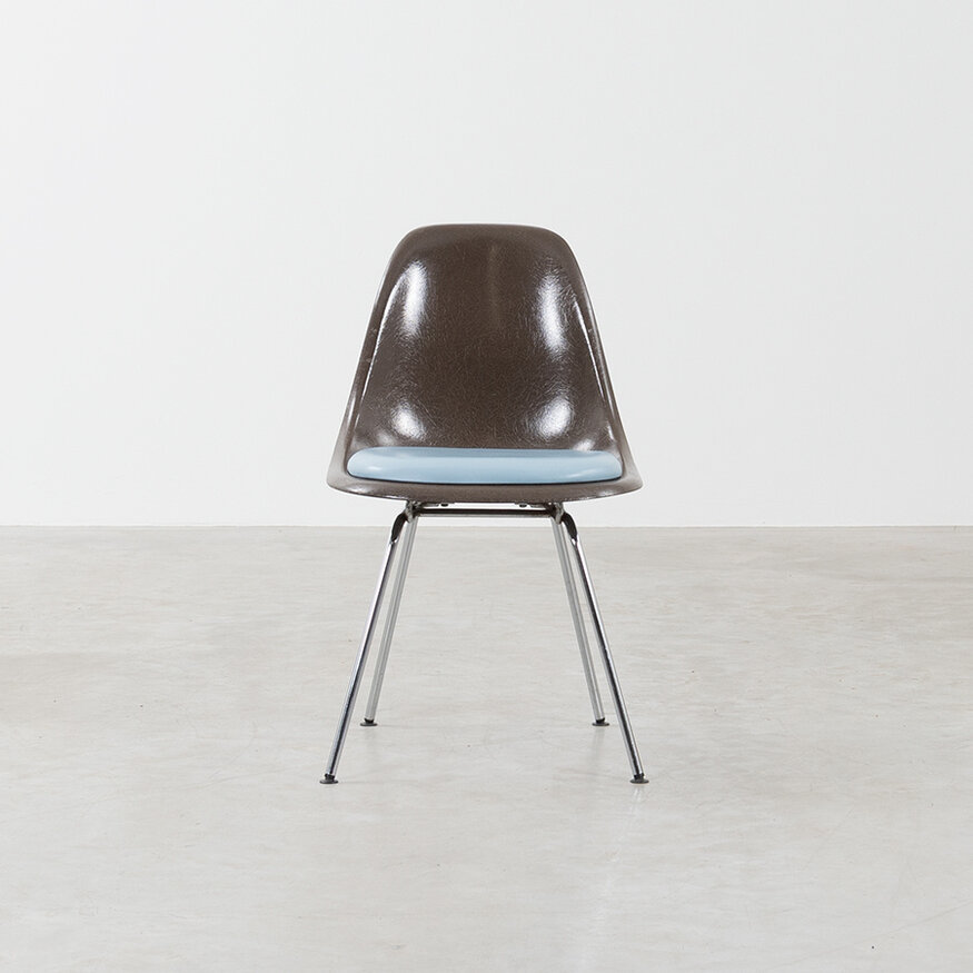 Eames chair met zitkussen fiberglass bruin Herman Miller Herman Miller Eames chair met zitkussen fiberglass bruin Herman Miller