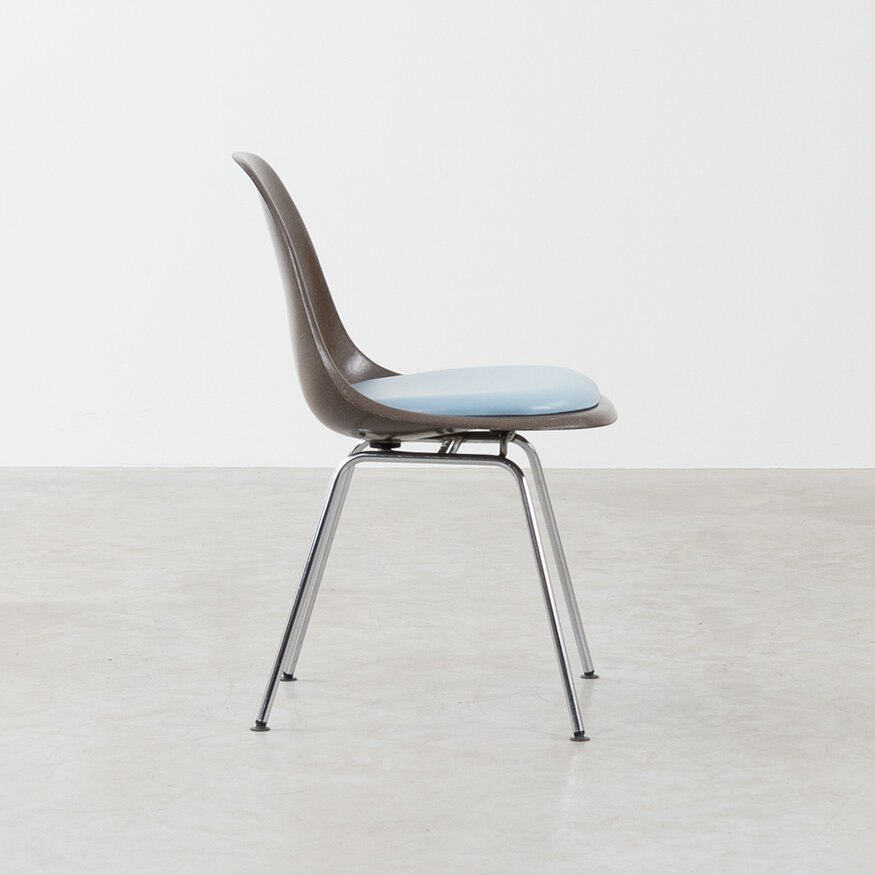 Eames chair met zitkussen fiberglass bruin Herman Miller Herman Miller Eames chair met zitkussen fiberglass bruin Herman Miller