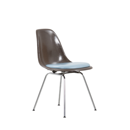 Eames chair met zitkussen fiberglass bruin Herman Miller Eames chair met zitkussen fiberglass bruin Herman Miller