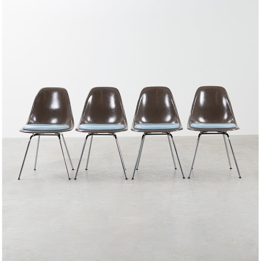 Eames chair met zitkussen fiberglass bruin Herman Miller Herman Miller Eames chair met zitkussen fiberglass bruin Herman Miller