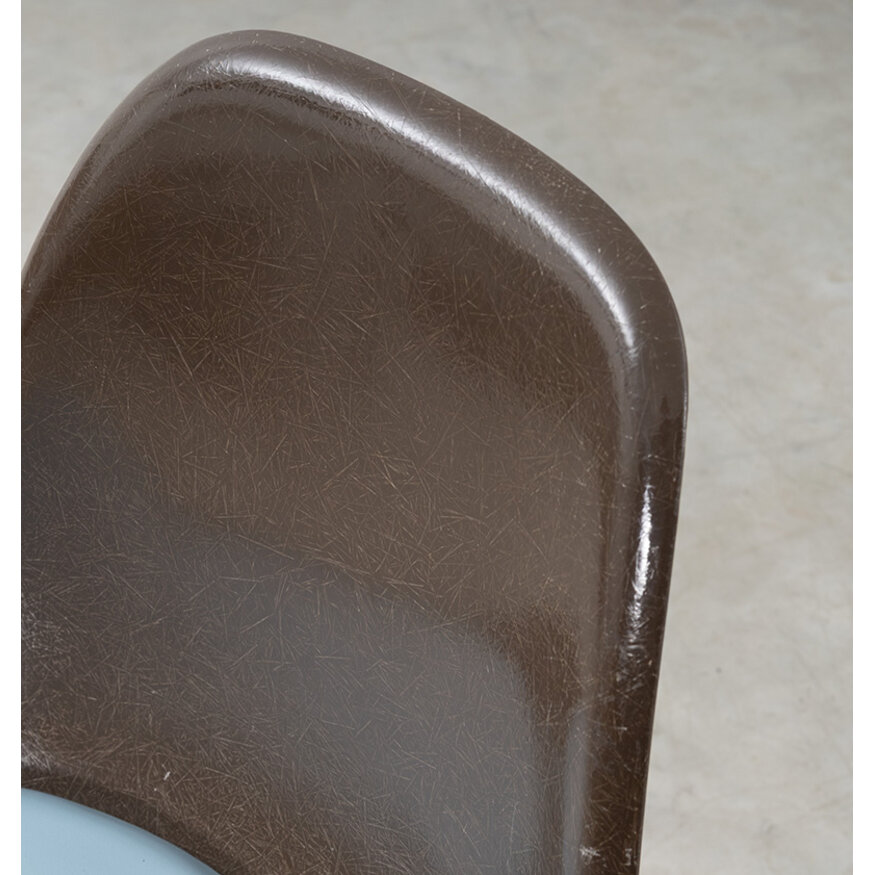 Eames chair with seat cushion fiberglass brown Herman Miller Herman Miller Eames chair with seat cushion fiberglass brown Herman Miller