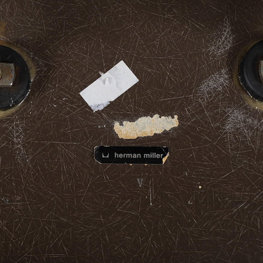 Eames chair met zitkussen fiberglass bruin Herman Miller Herman Miller Eames chair met zitkussen fiberglass bruin Herman Miller