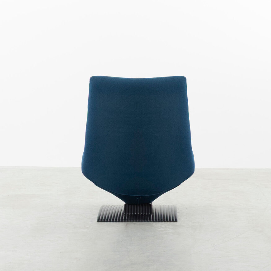 Artifort Artifort F773 lounge chair cobalt blue with black base