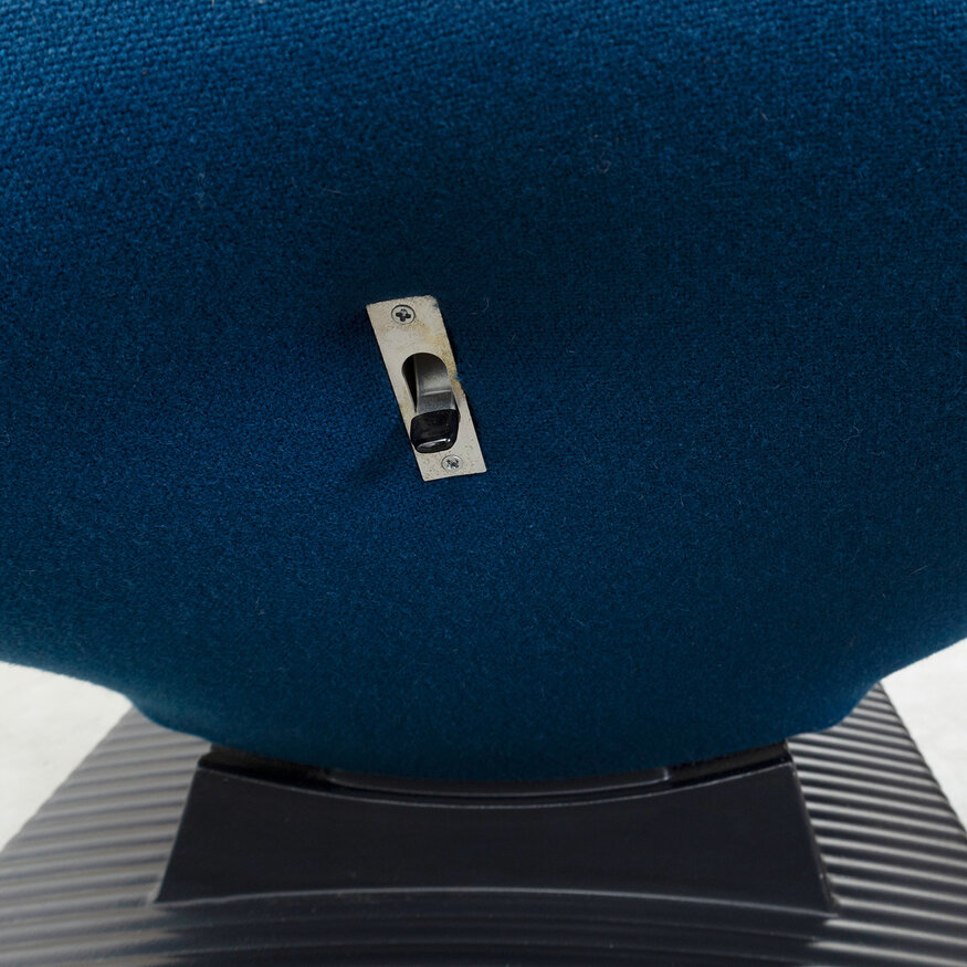 Artifort Artifort F773 lounge chair cobalt blue with black base