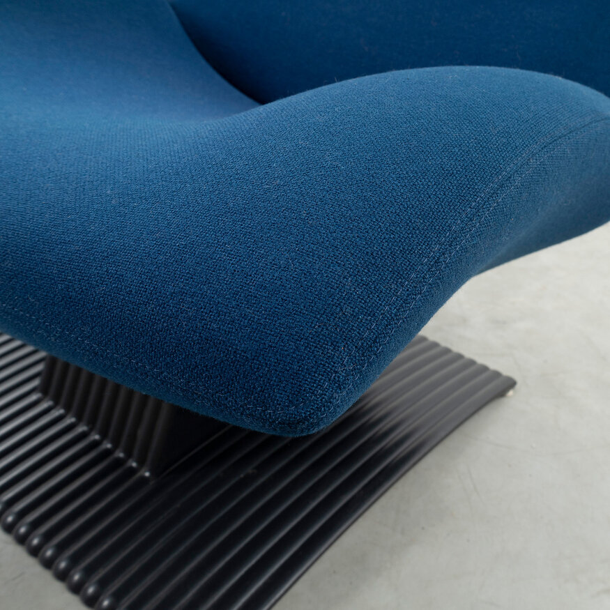 Artifort Artifort F773 lounge chair cobalt blue with black base