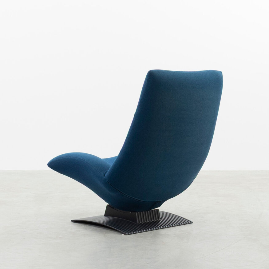 Artifort Artifort fauteuil F773 kobaltblauw met zwarte voet