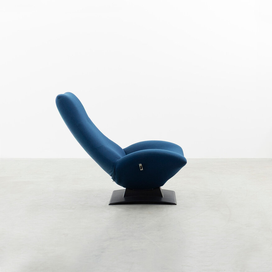 Artifort Artifort fauteuil F773 kobaltblauw met zwarte voet