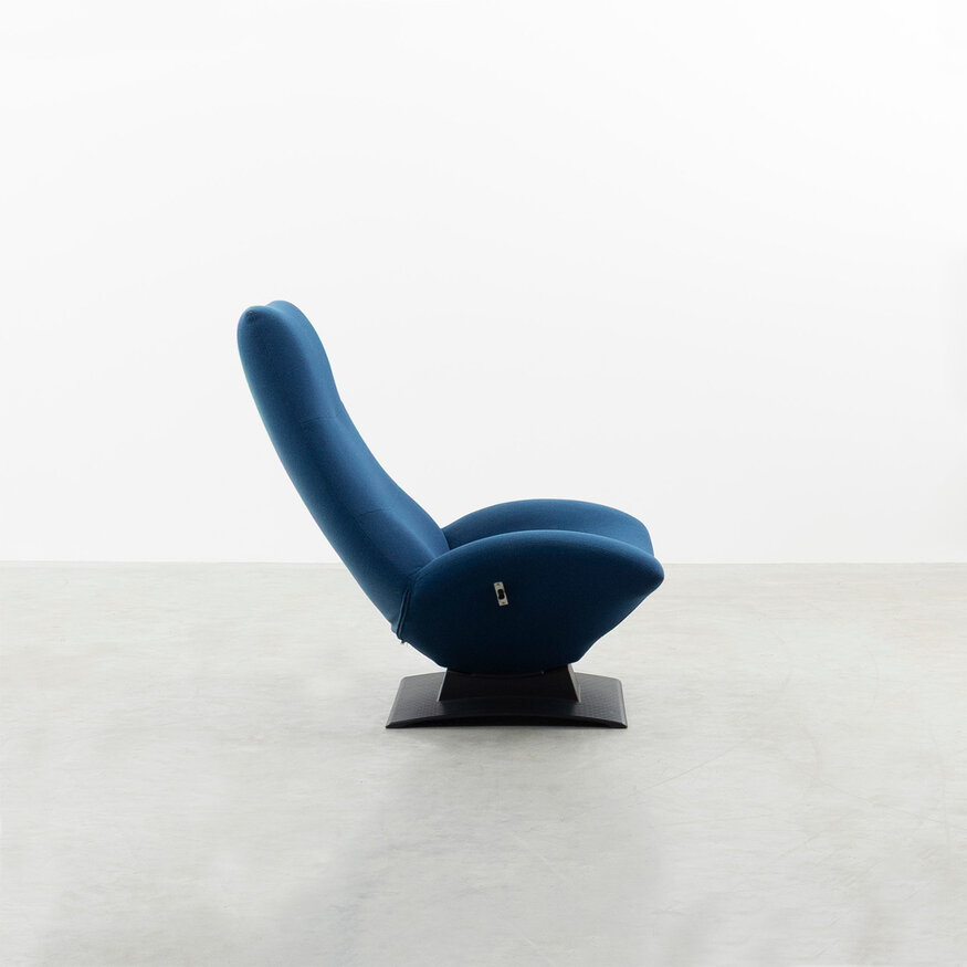 Artifort Artifort fauteuil F773 kobaltblauw met zwarte voet