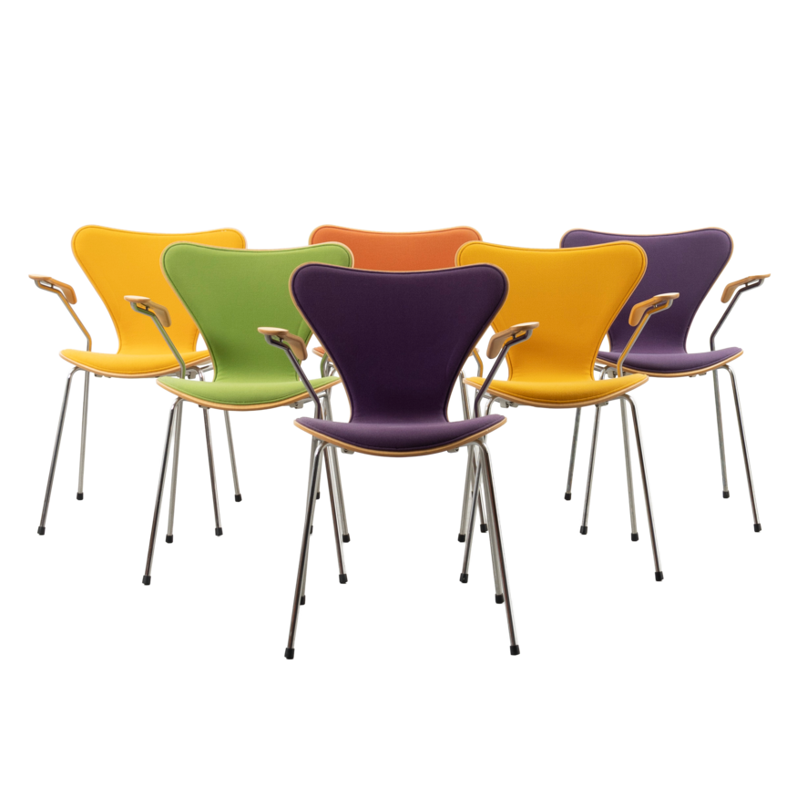 Fritz Hansen Set van 6 Arne Jacobsen 3207 stoelen bekleed met arm Fritz Hansen