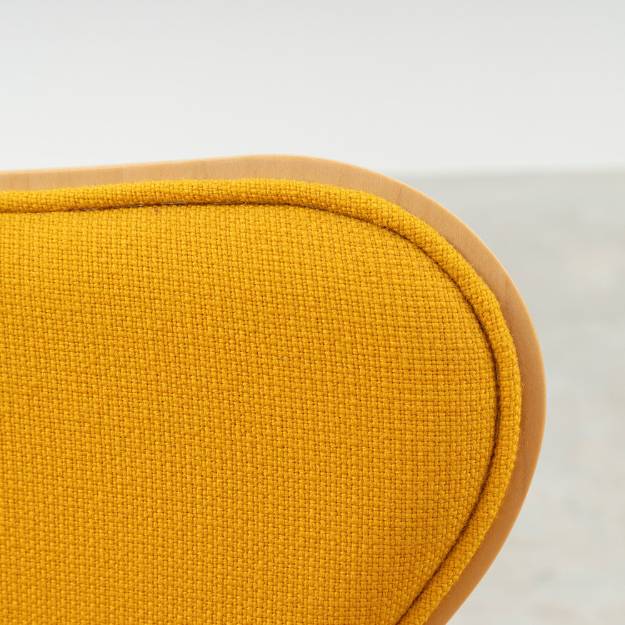 Fritz Hansen Set of 6 Arne Jacobsen 3207 chairs upholstered with armrests Fritz Hansen