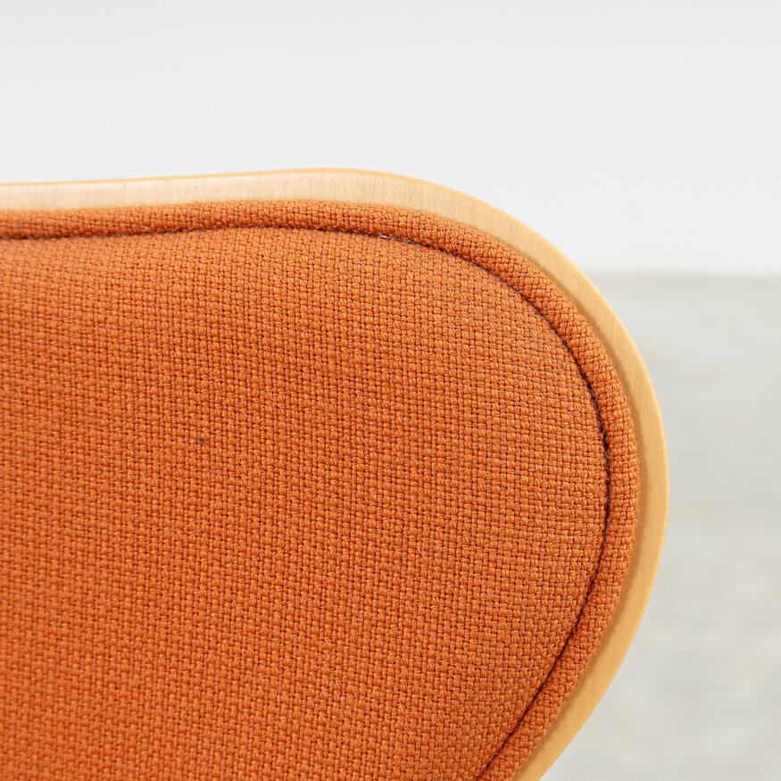 Fritz Hansen Set van 6 Arne Jacobsen 3207 stoelen bekleed met arm Fritz Hansen