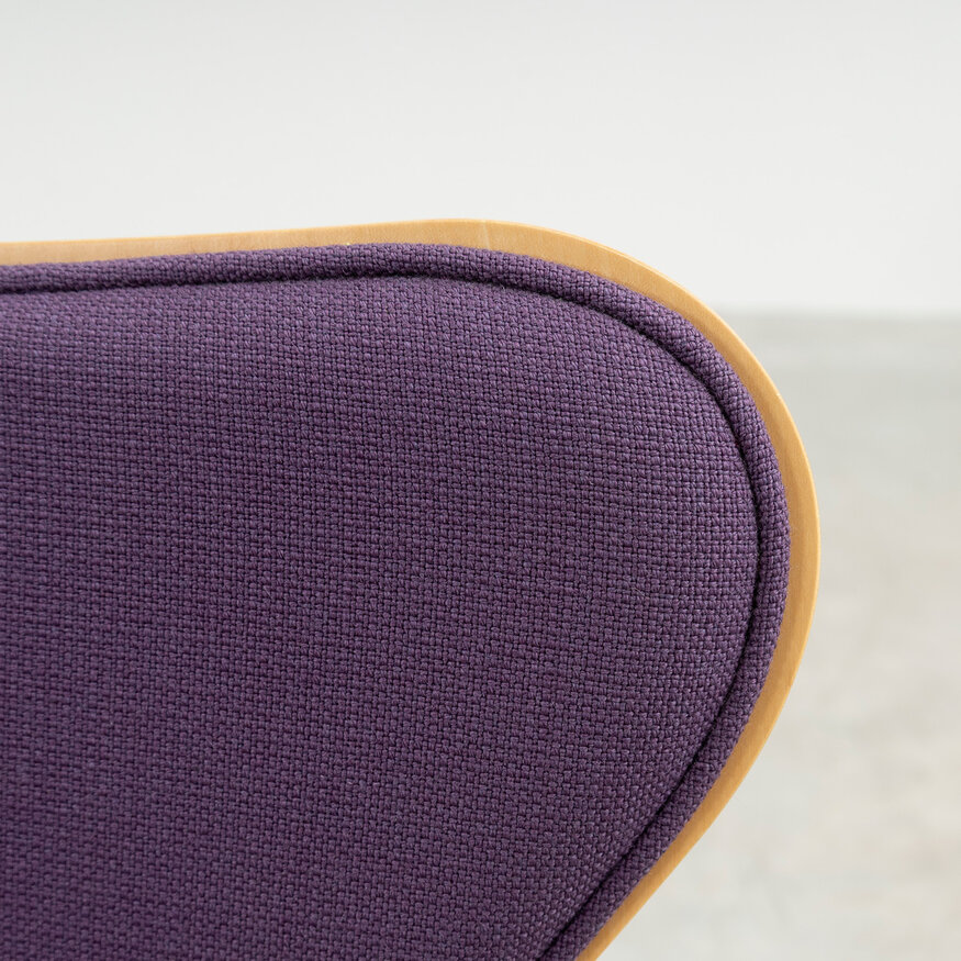 Fritz Hansen Set of 6 Arne Jacobsen 3207 chairs upholstered with armrests Fritz Hansen