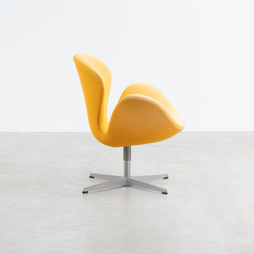 Fritz Hansen Arne Jacobsen Swan Chair oranje Fritz Hansen