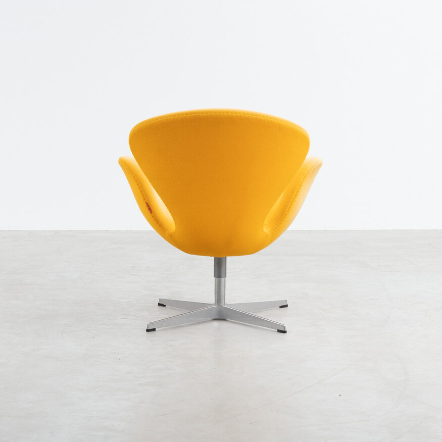 Fritz Hansen Arne Jacobsen Swan Chair orange Fritz Hansen