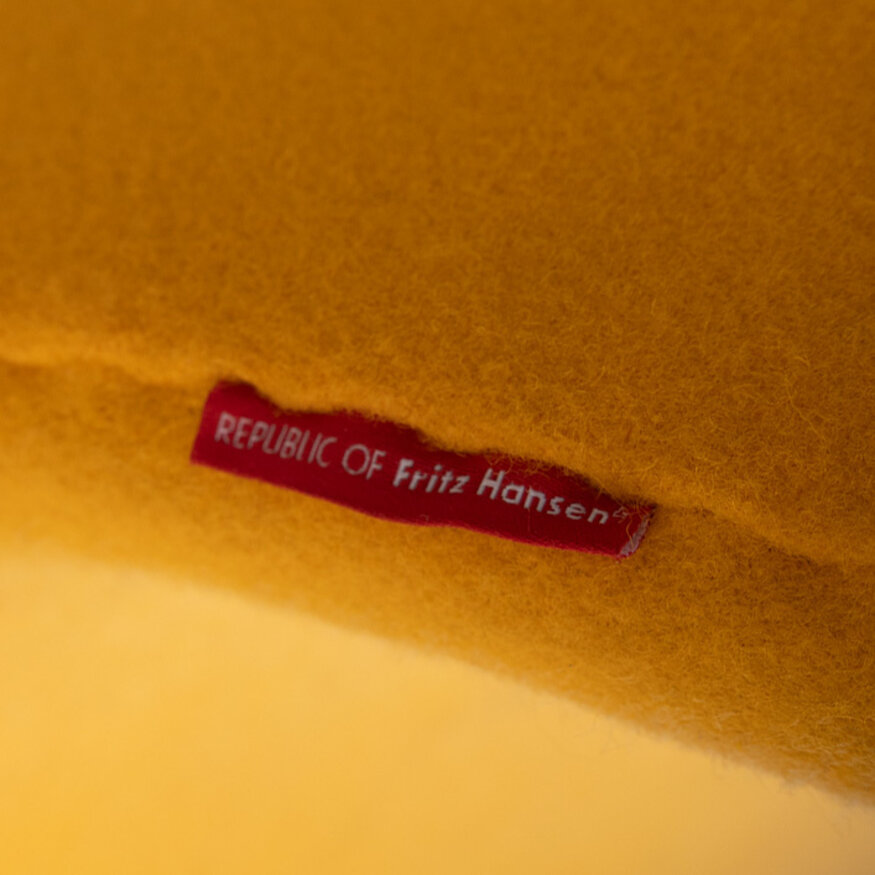 Fritz Hansen Arne Jacobsen Swan Chair oranje Fritz Hansen