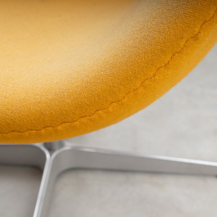 Fritz Hansen Arne Jacobsen Swan Chair oranje Fritz Hansen