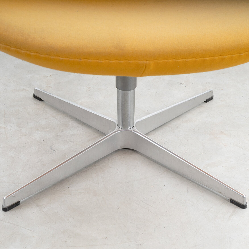 Fritz Hansen Arne Jacobsen Swan Chair orange Fritz Hansen