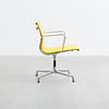 Vitra Vitra EA107 stoel geel hopsak aluminium frame Vitra