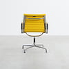 Vitra Vitra EA107 stoel geel hopsak aluminium frame Vitra