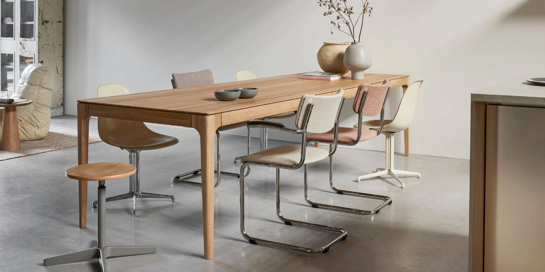 rikke tafel in eikenhout met verschillende stoelen