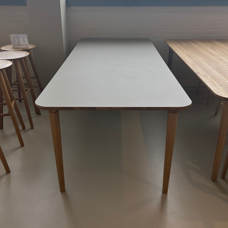 Trompet Tafel 240x100 Leemgrijs Fenix 0717) blad - Eiken poten - Outlet Zaandam Trompet Tafel 240x100 Leemgrijs Fenix 0717) blad - Eiken poten - Outlet Zaandam