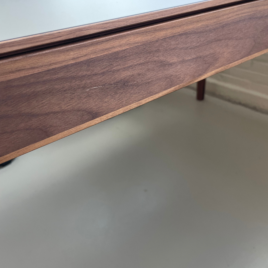 Rikke Tafel 160x90 Leemgrijs (0717) Fenix blad - Walnoot poten Rikke Tafel 160x90 Leemgrijs (0717) Fenix blad - Walnoot poten