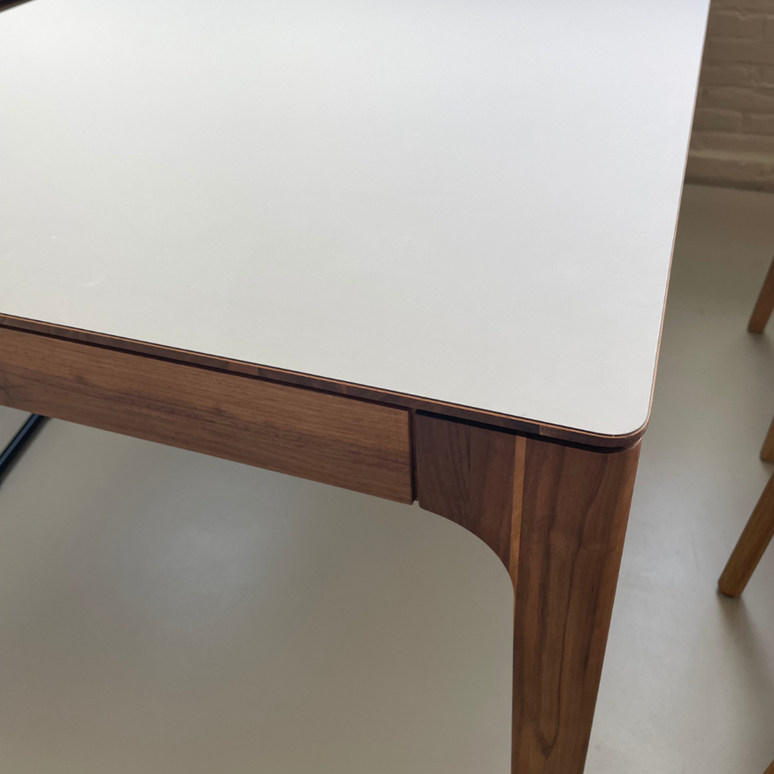 Rikke Tafel 160x90 Leemgrijs (0717) Fenix blad - Walnoot poten Rikke Tafel 160x90 Leemgrijs (0717) Fenix blad - Walnoot poten