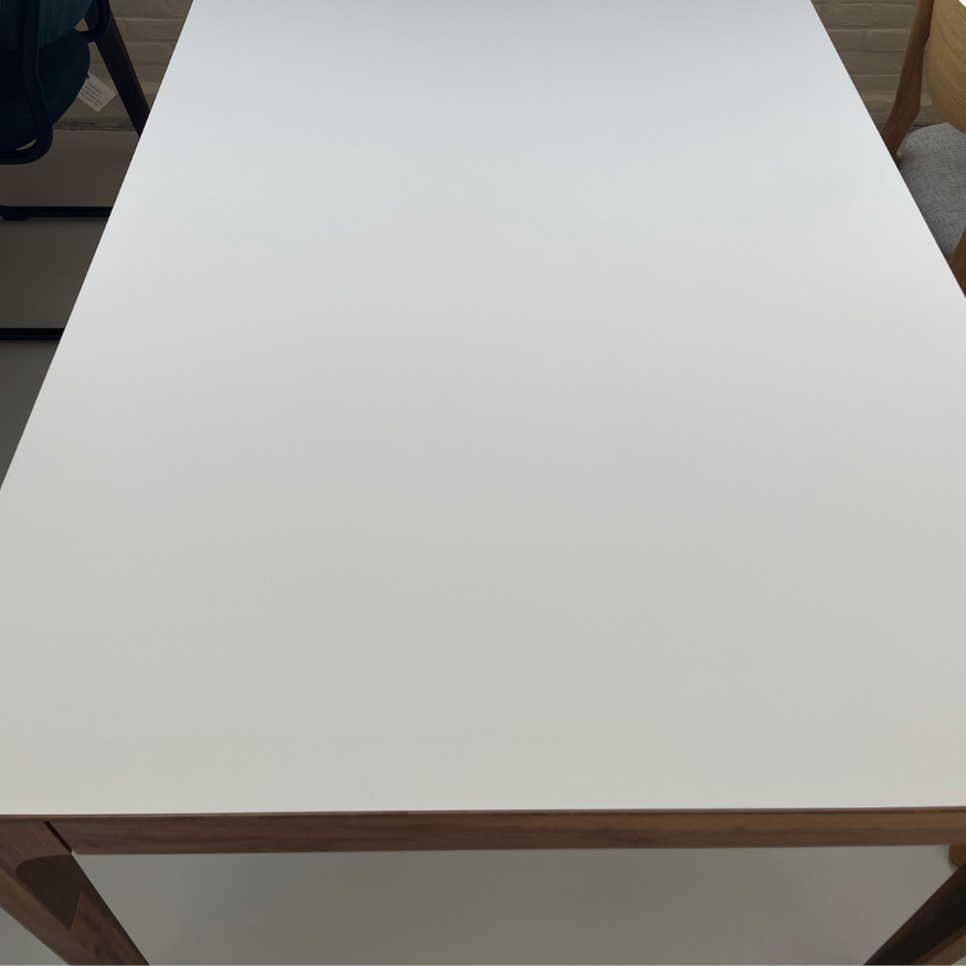 Rikke Tafel 160x90 Leemgrijs (0717) Fenix blad - Walnoot poten Rikke Tafel 160x90 Leemgrijs (0717) Fenix blad - Walnoot poten