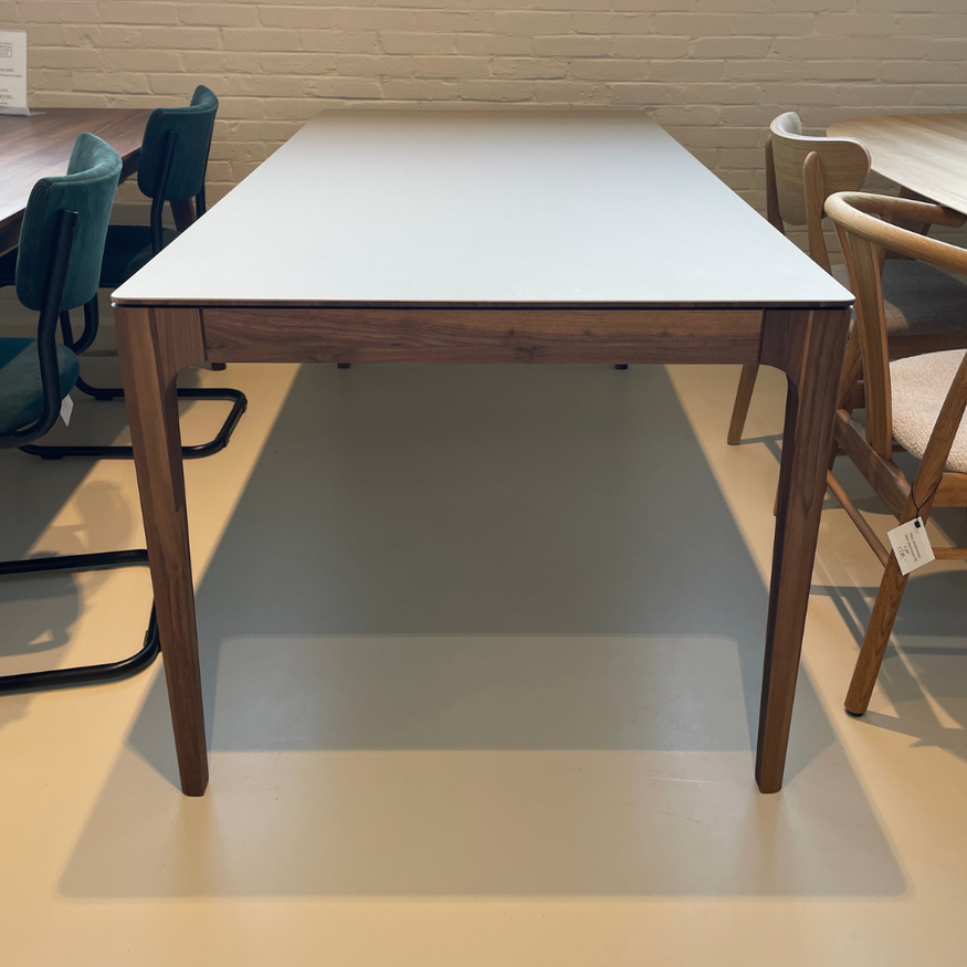 Rikke Tafel 160x90 Leemgrijs (0717) Fenix blad - Walnoot poten Rikke Tafel 160x90 Leemgrijs (0717) Fenix blad - Walnoot poten