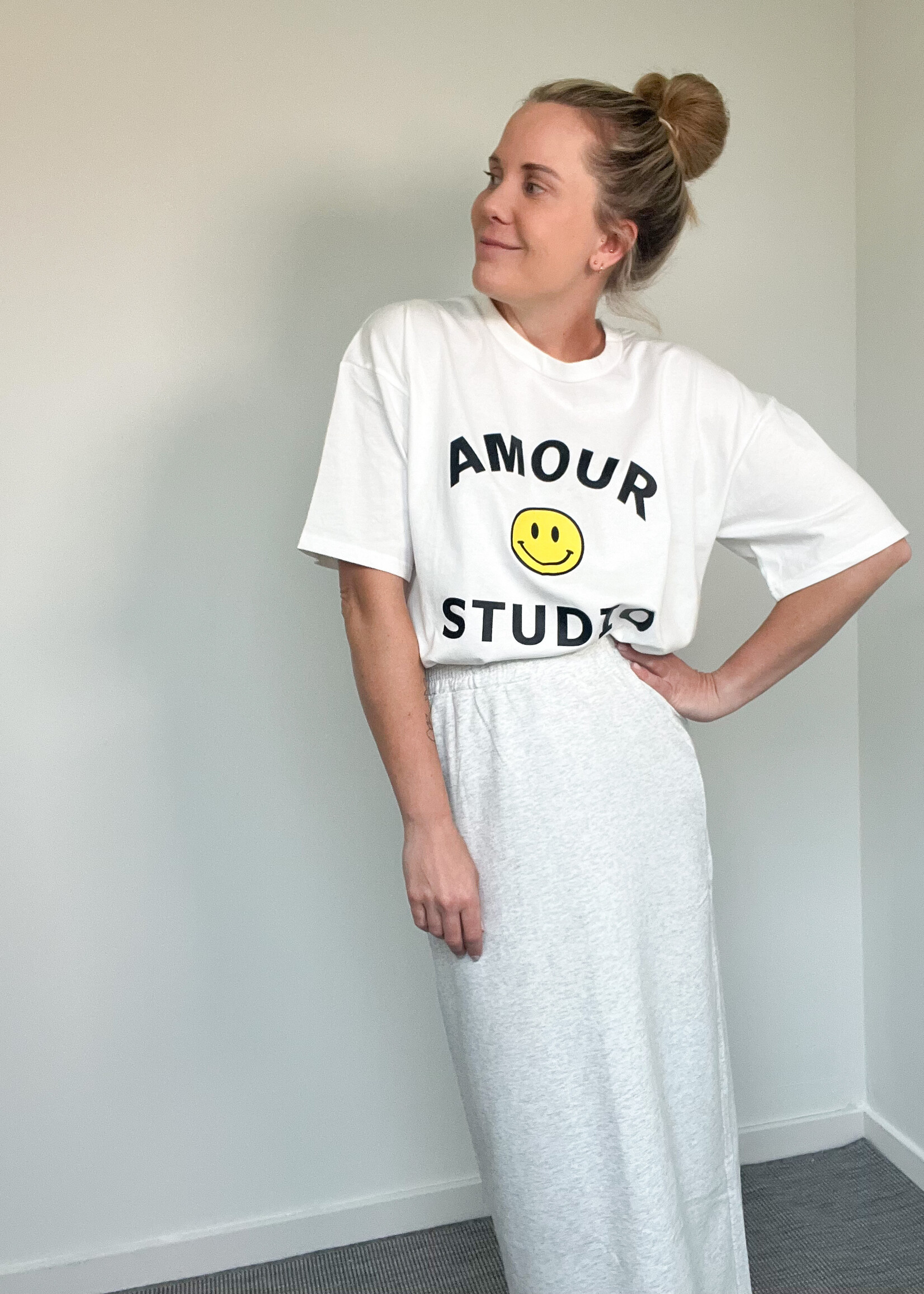 WHITE AMOUR STUDIO TEE one size
