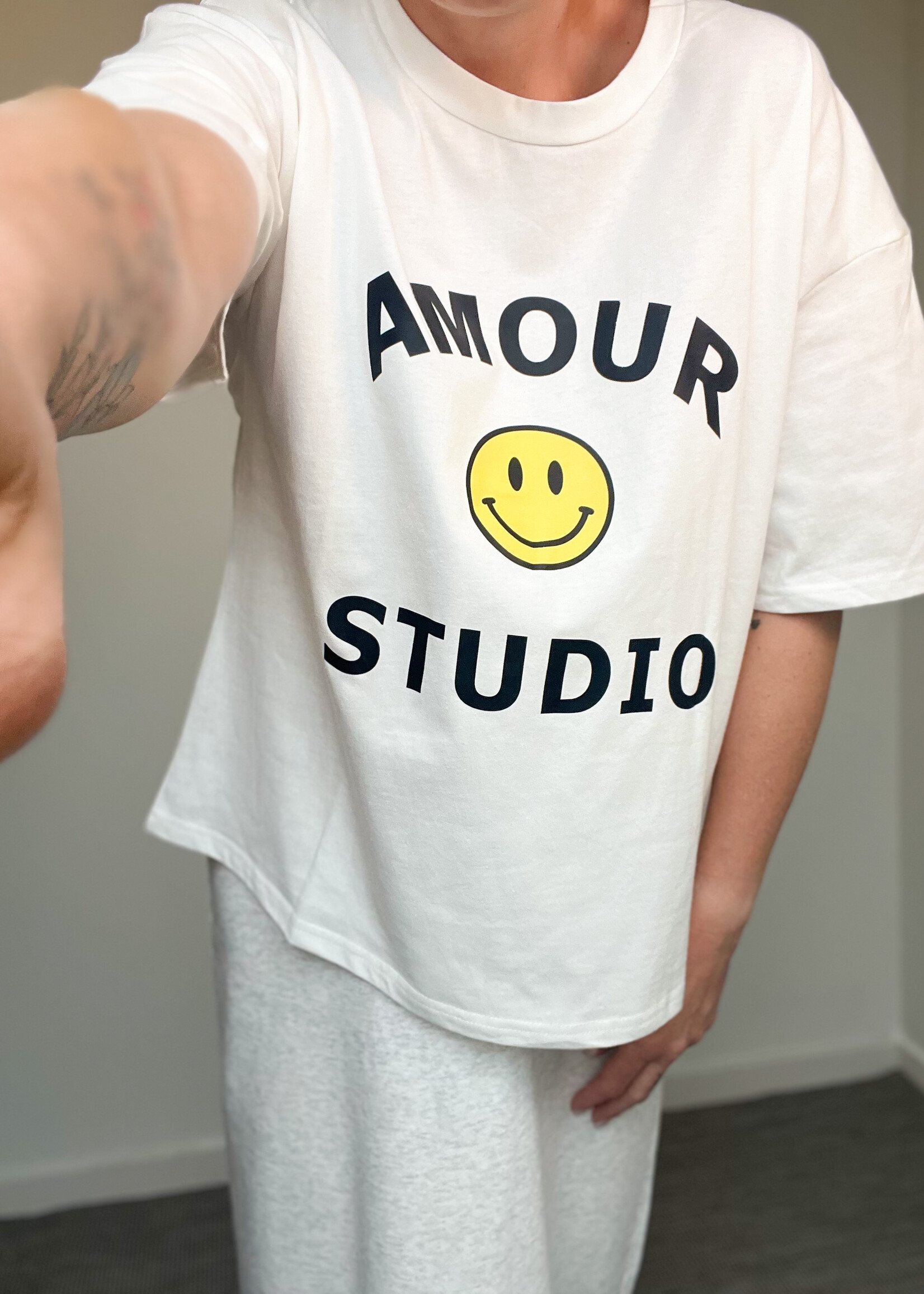 WHITE AMOUR STUDIO TEE one size