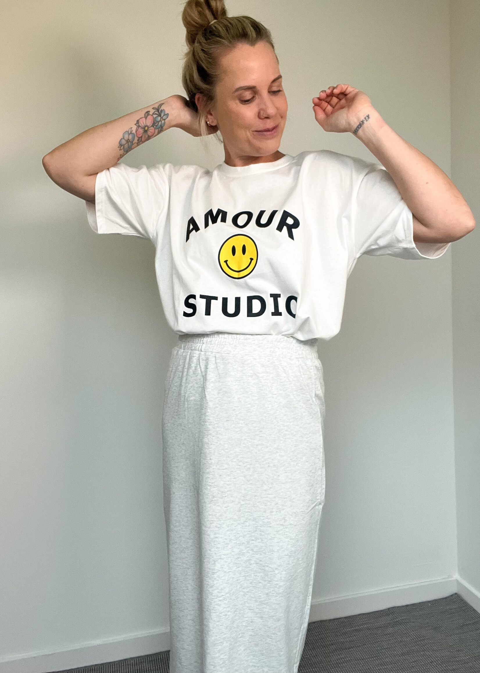 WHITE AMOUR STUDIO TEE one size