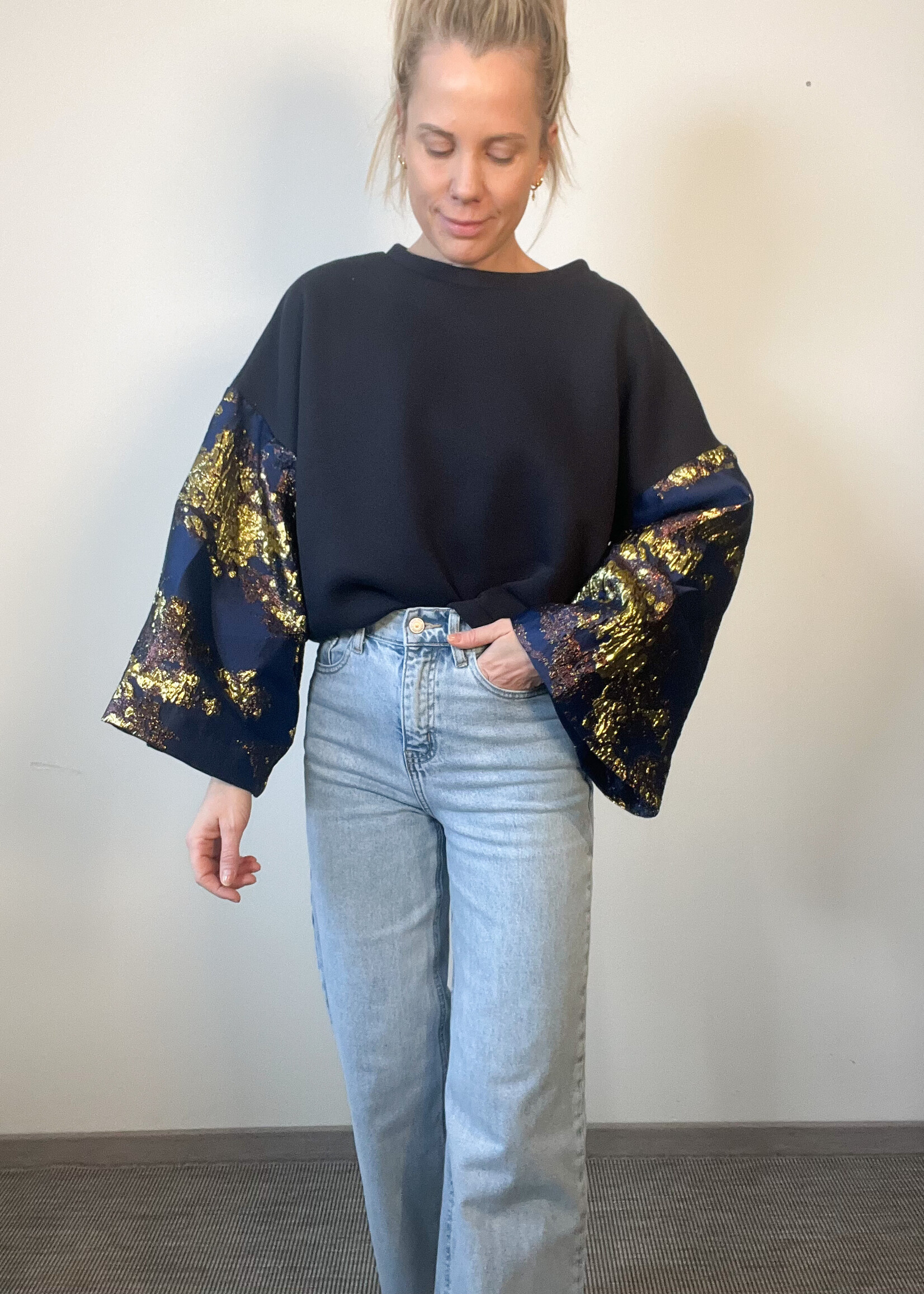 DETAIL SLEEVE SWEATER one size