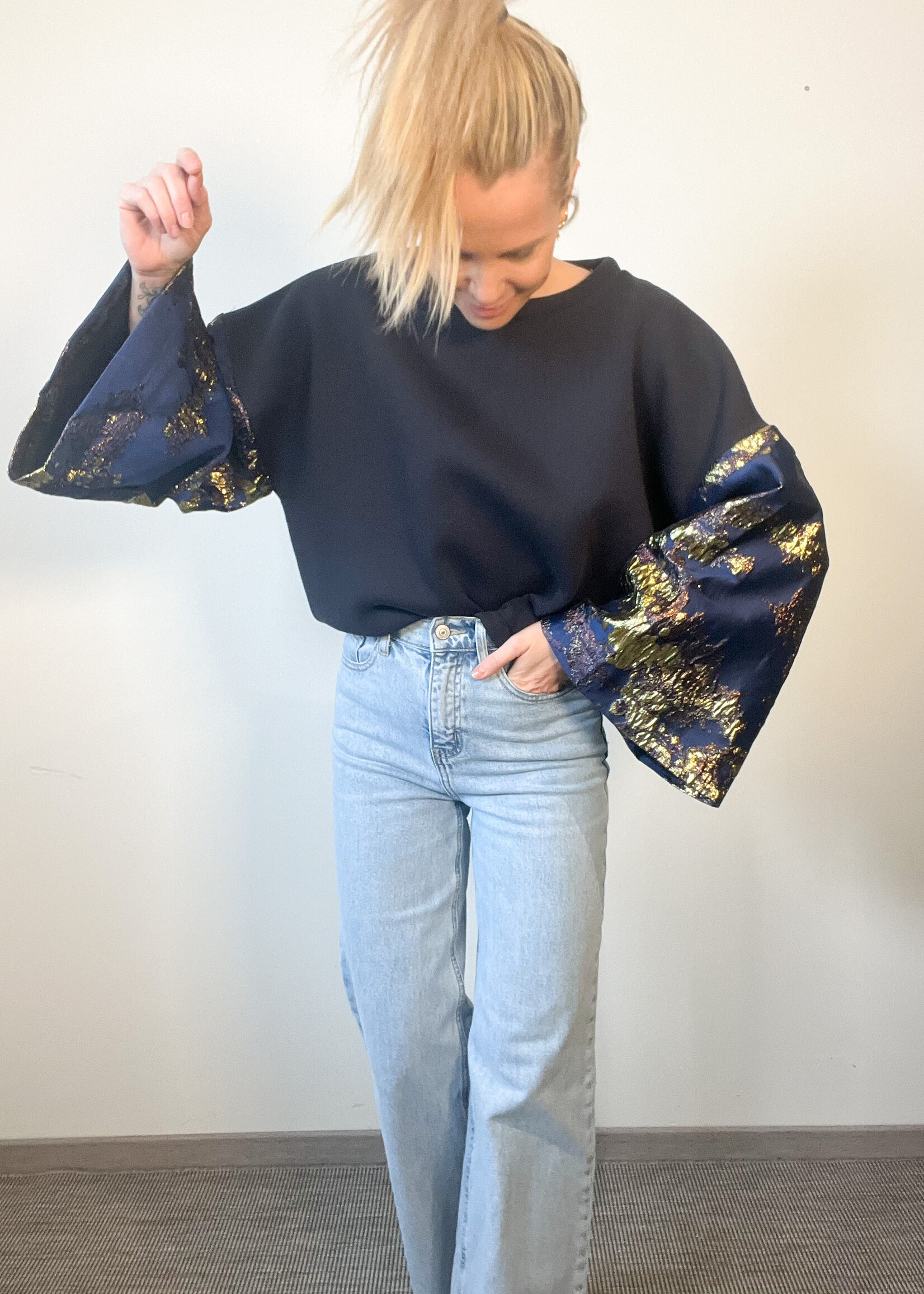 DETAIL SLEEVE SWEATER one size