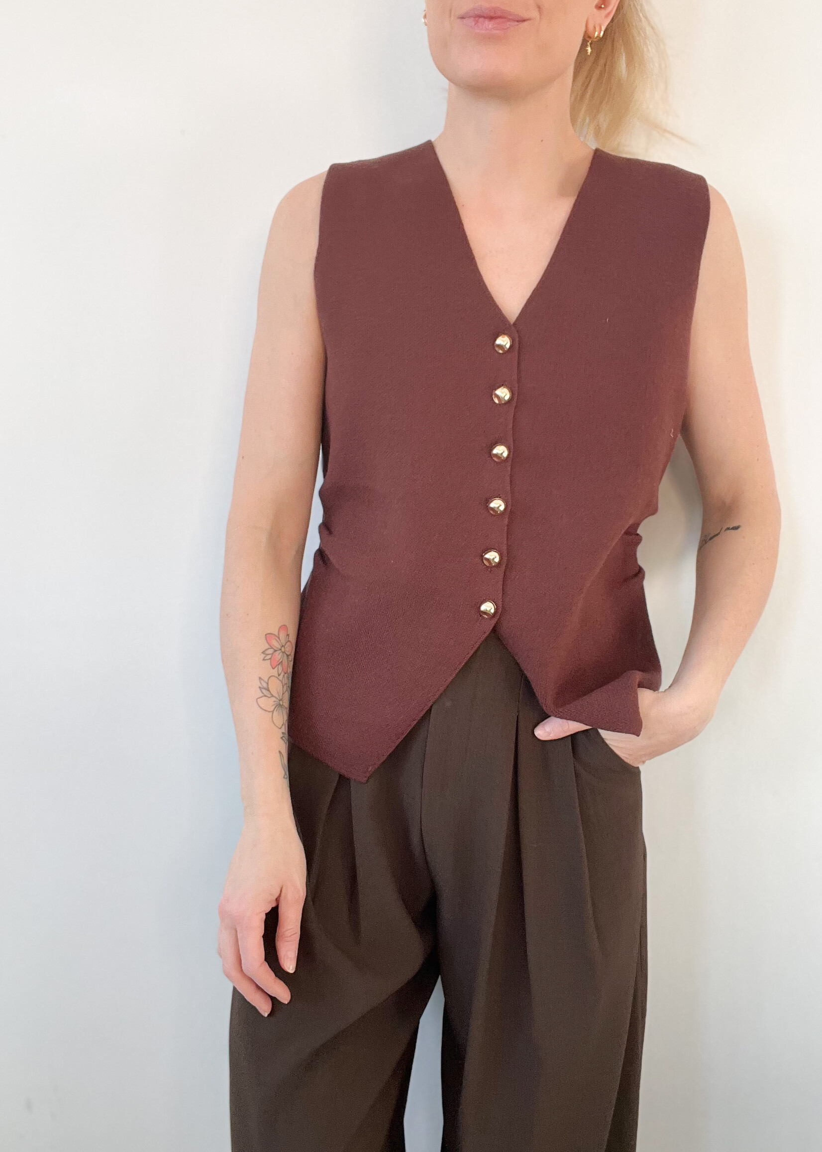BASIC BROWN LEVI TOP