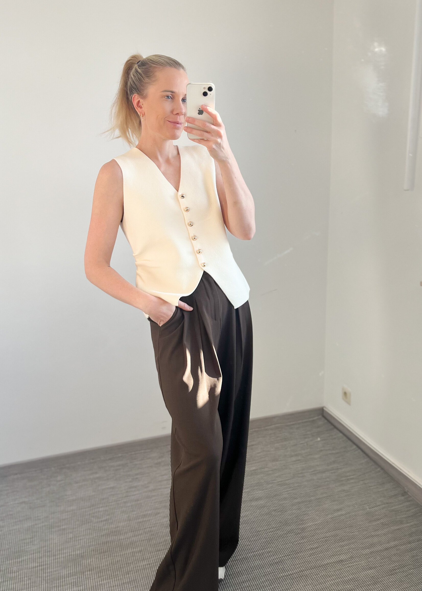 BASIC WHITE LEVI TOP