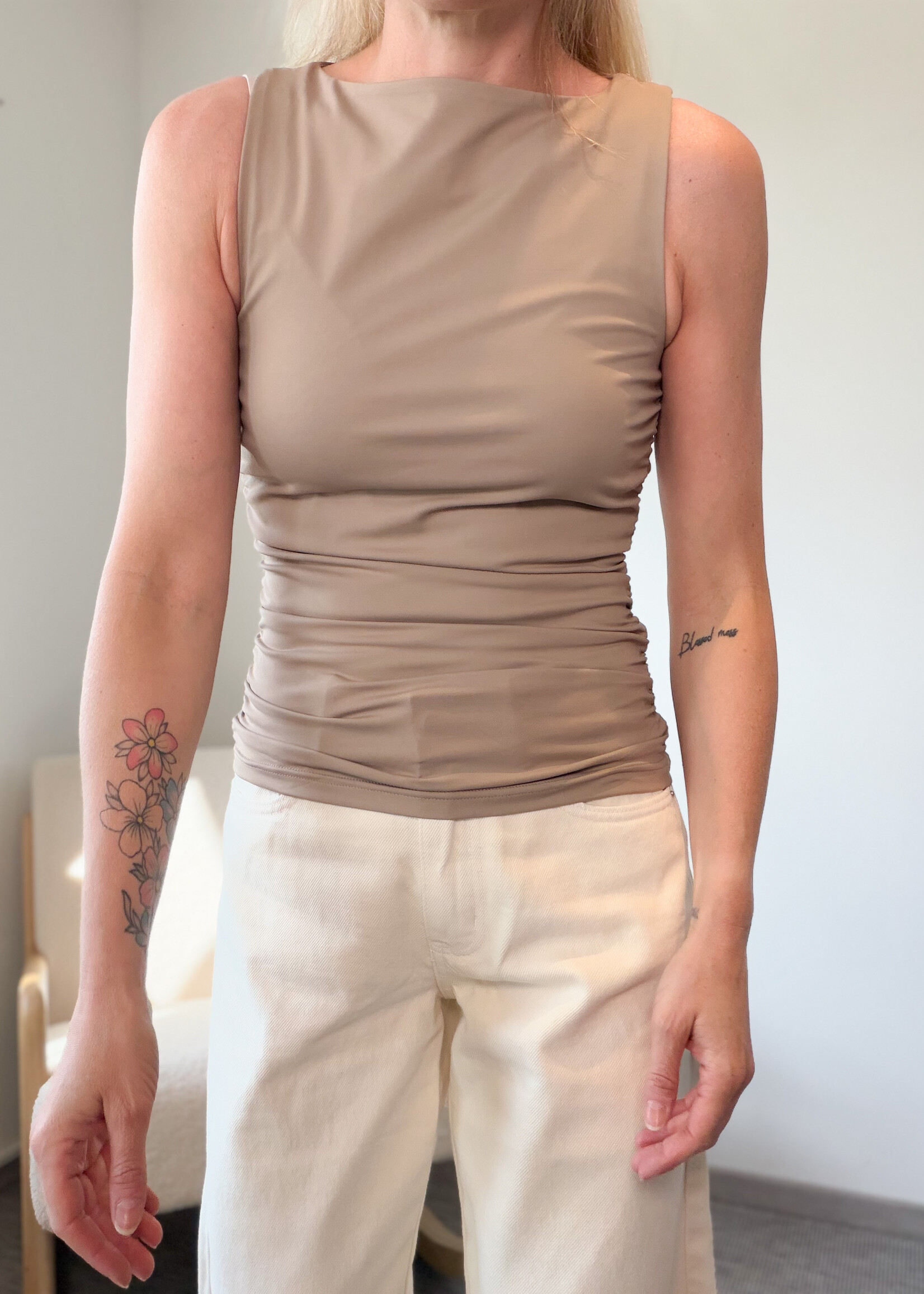 TAUPE PLISSÉ TOP