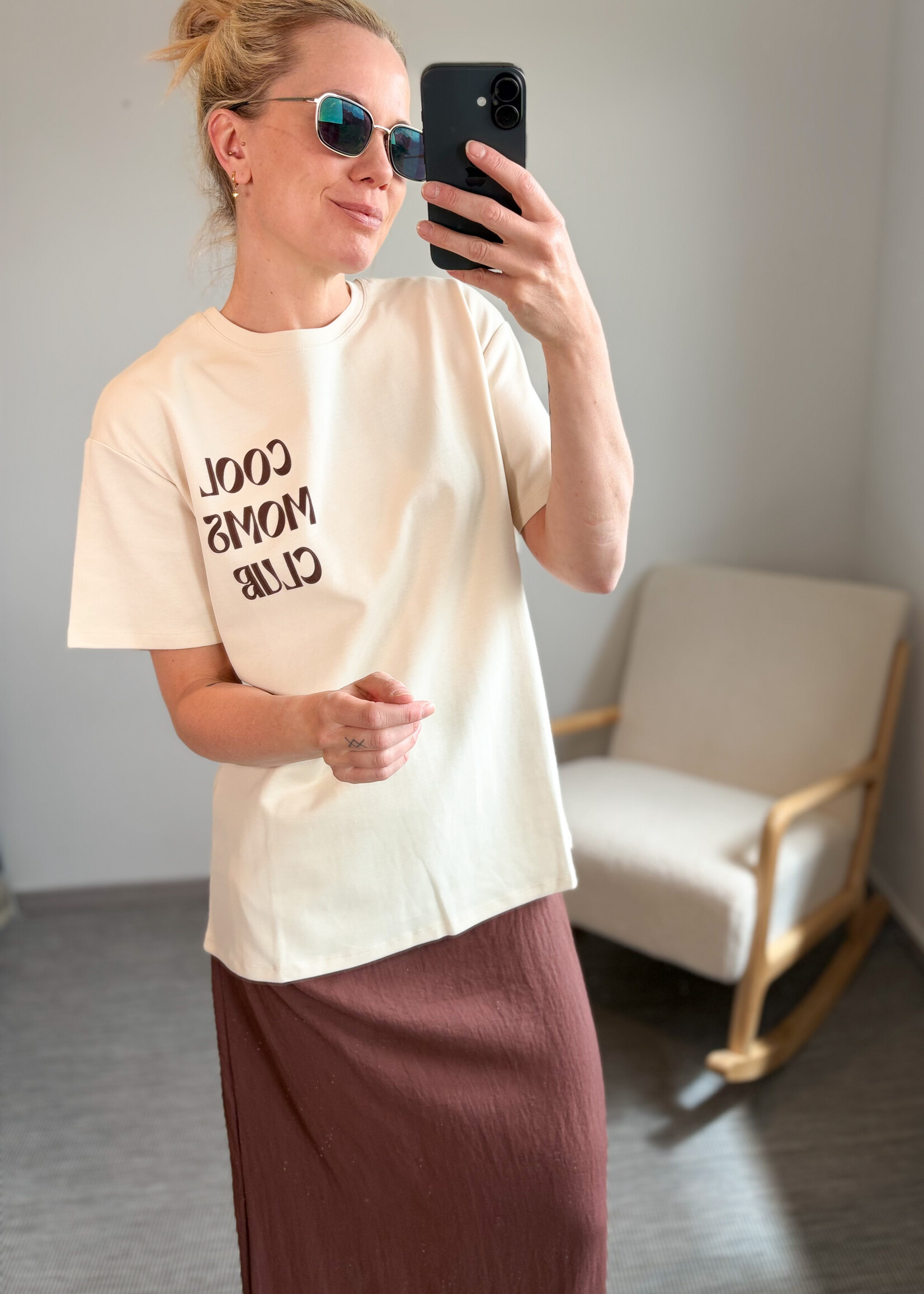 BEIGE MOMS CLUB TEE One size